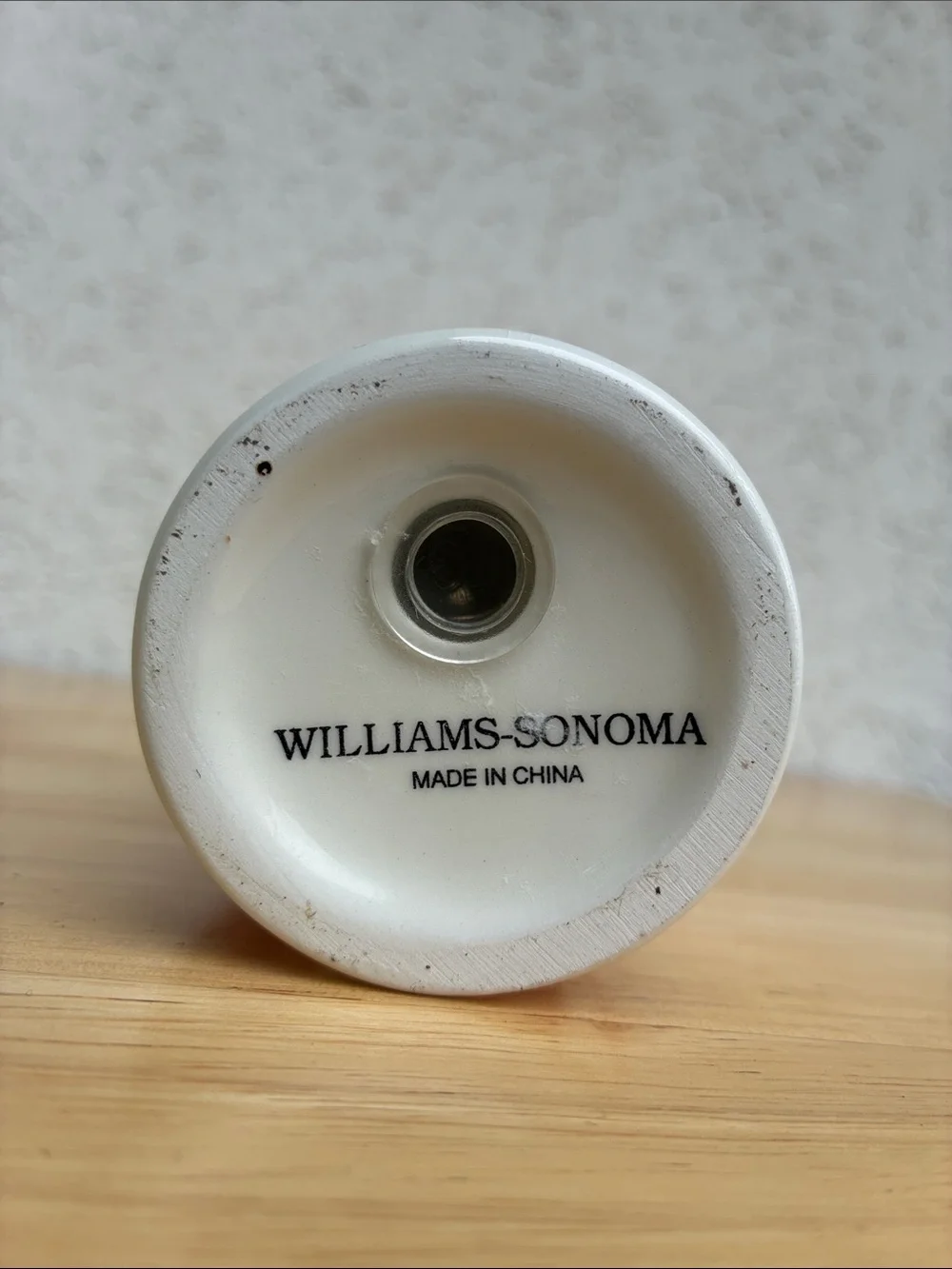 Williams-Sonoma ceramic popcorn salt shaker. Red & white popcorn bucket design